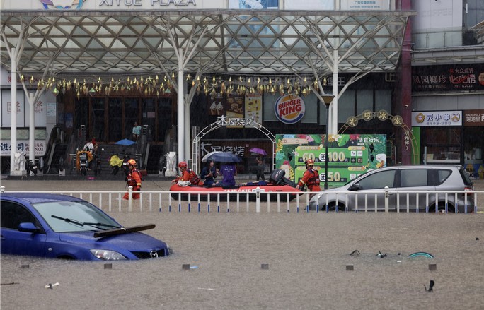 Lực lượng cứu hộ sơ tán cư dân ở quận
Phiên Ngung, TP Quảng Châu, tỉnh Quảng Đông - Trung Quốc. Ảnh:
Reuters