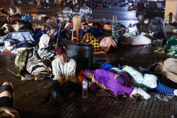 Người dân ở Marrakesh&nbsp;phải tạm trú ngoài đường sau trận động đất.&nbsp;