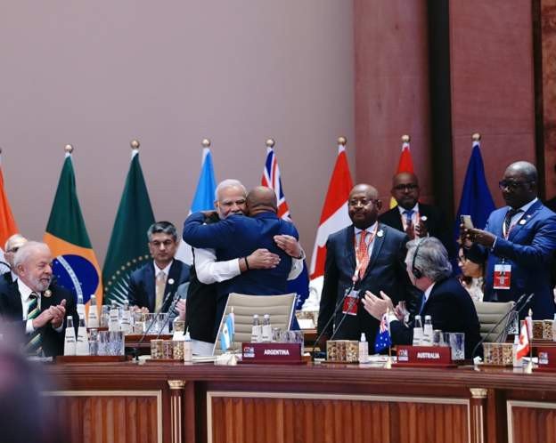 Thủ tướng Ấn Độ Narendra Modi chúc mừng ông Azali Assoumani - Tổng thống Comoros, Chủ tịch Liên minh châu Phi - tại buổi khai mạc Hội nghị thượng đỉnh G20. Ảnh: MEA/X