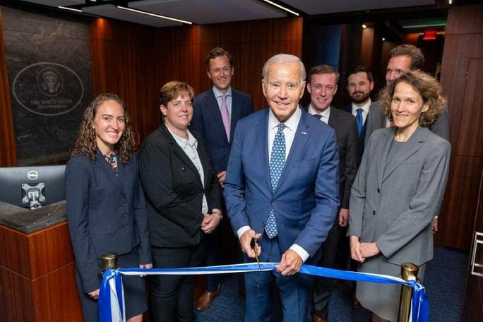 Tổng thống Mỹ Joe Biden cắt băng khánh thành Phòng Tình huống mới được đại tu của Nhà Trắng vào ngày 5-9-2023. Ảnh: Reuters