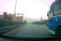 Clip: Xe máy sang đường ẩu khiến ô tô phanh ”cháy đường”
