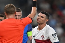 Bóng đá - Ác mộng Ronaldo: Phung phí cơ hội, thoát thẻ đỏ & bị treo giò trận tới