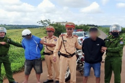 Pháp luật - Phụ huynh bị giật điện thoại, cảnh sát vây bắt 2 tên cướp "số má"