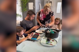 Thời trang Hi-tech - Clip: Bữa ăn "ấm tình" của người vợ dành cho chồng con mải chơi điện thoại