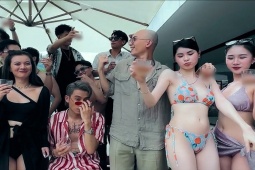 Thời trang - Váy khoét, đồ bơi "tung hoành" trên bar, du thuyền trong phim Việt gây chú ý