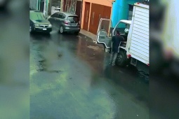 Ô tô - Clip: Tài xế "méo mặt' khi ô tô va chạm cánh cửa xe