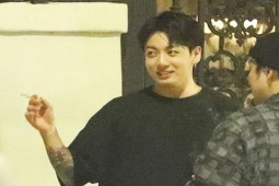 Nhạc - "Người đàn ông quyến rũ nhất thế giới" lộ ảnh nhạy cảm gây tranh cãi