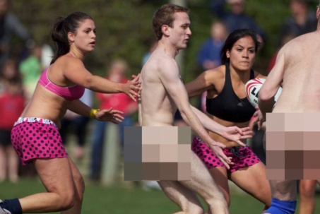 So tài thể thao ly kì nhất thế giới: Đội nam không mặc gì đấu đội bóng bầu dục nữ