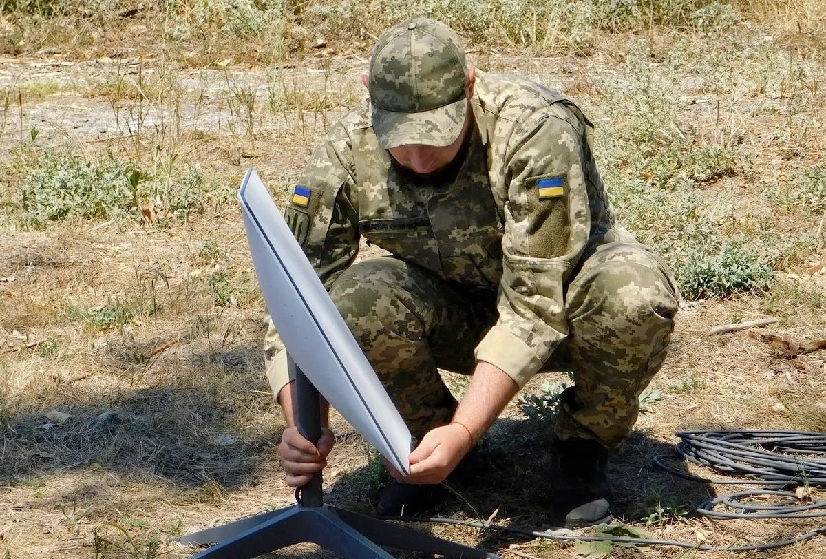 Binh sĩ Ukraine lắp đặt thiết bị Starlink (ảnh: CNN)