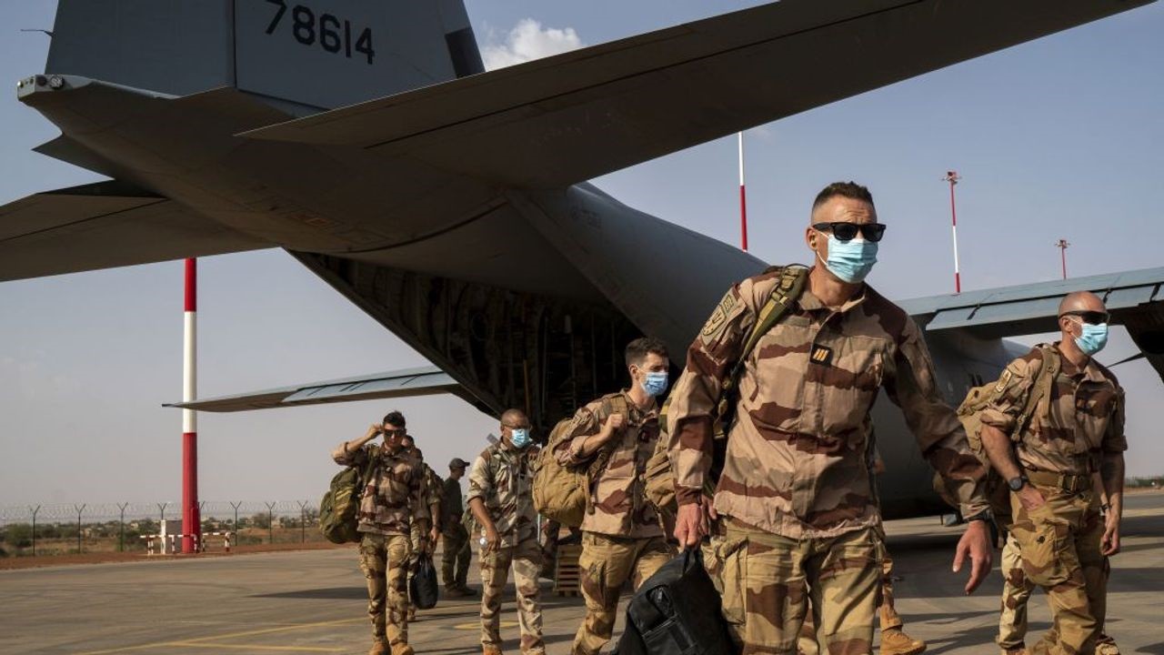 Binh sĩ Pháp tới một căn cứ quân sự ở Niger năm 2021. Ảnh: AP
