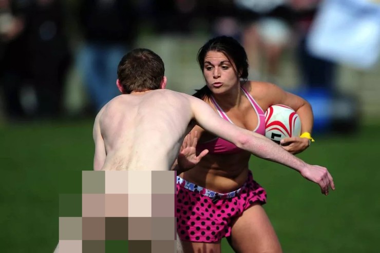 So tài thể thao ly kì nhất thế giới: Đội nam không mặc gì đấu đội bóng bầu dục nữ - 4