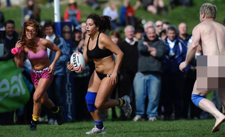 So tài thể thao ly kì nhất thế giới: Đội nam không mặc gì đấu đội bóng bầu dục nữ - 3