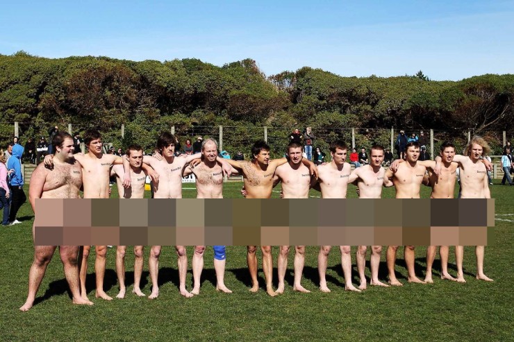 So tài thể thao ly kì nhất thế giới: Đội nam không mặc gì đấu đội bóng bầu dục nữ - 2