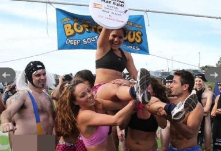 So tài thể thao ly kì nhất thế giới: Đội nam không mặc gì đấu đội bóng bầu dục nữ - 5