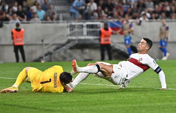 Khoảnh khắc Ronaldo vào bóng nguy hiểm đối với thủ môn Dubravka bên phía Slovakia