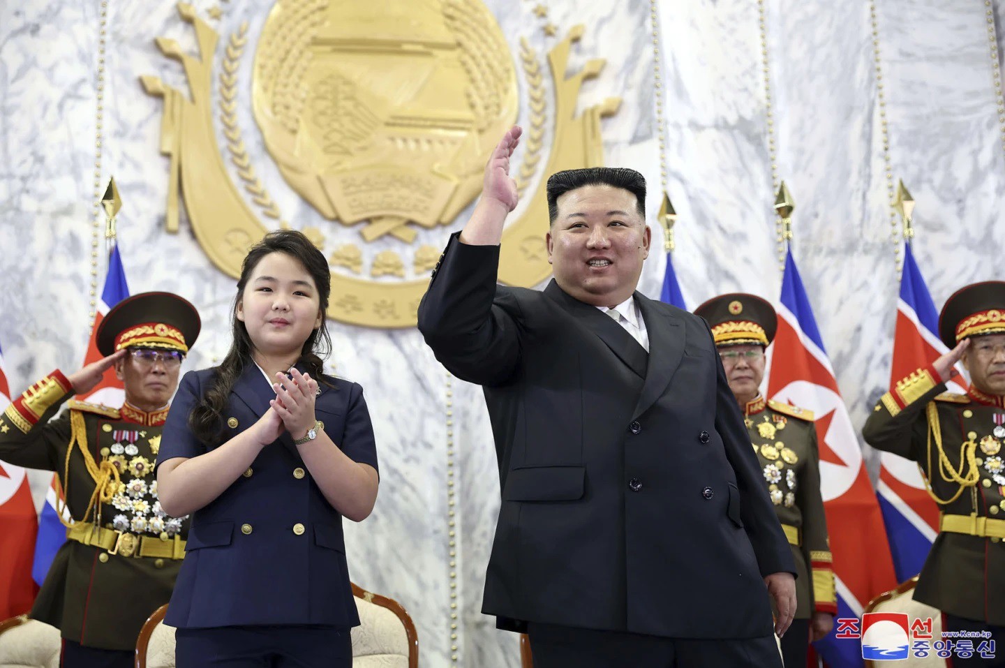 Ông Kim Jong Un và con gái dự lễ duyệt binh (ảnh: KCNA)