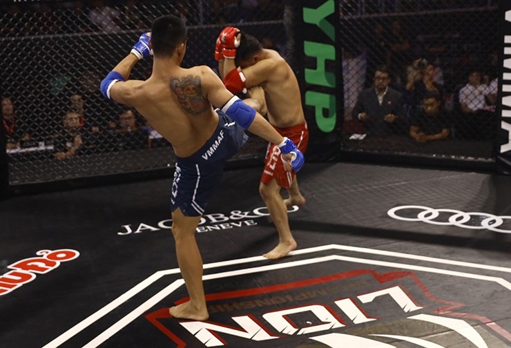 Võ sĩ Phạm Công Minh thắng knock-out chỉ 15 giây, lập kỷ lục giải MMA số 1 Việt Nam - 1