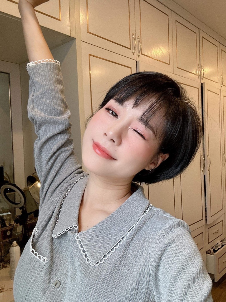 Doanh nhân, diễn viên Hoàng Kim Ngọc – CEO thương hiệu Laco – hài lòng với tính ứng dụng cao của thời trang mặc nhà cao cấp MSmile.