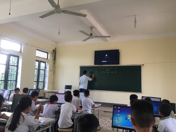 Nhiều giáo viên phải "ôm" cùng lúc nhiều trường nên rất vất vả.