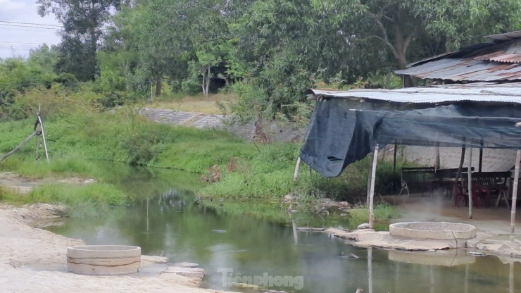 Từng làn khói bốc lên tạo khung cảnh đẹp như mơ tại suối nước nóng Hội Vân. (Ảnh: Trương Định).