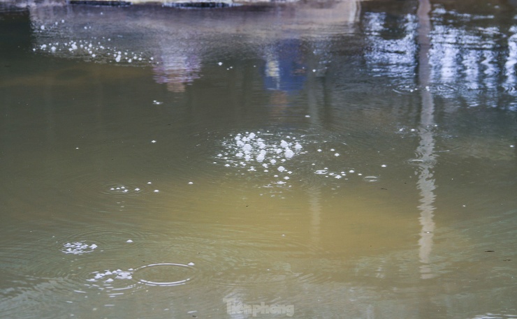 Nước nóng tạo bọt khí sủi. (Ảnh: Trương Định).