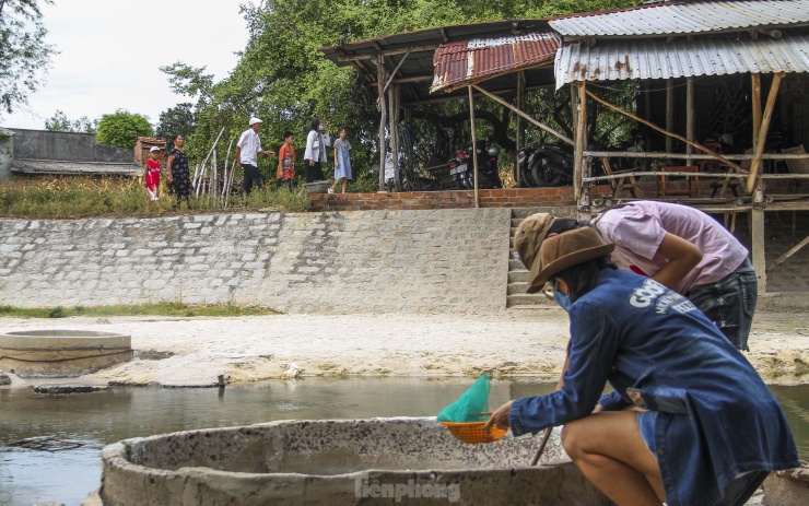 Du khách đổ về suối nước nóng Hội Vân dịp 2/9. (Ảnh: Trương Định)