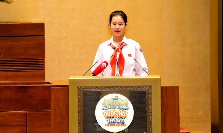 Em Đặng Cát Tiên vào vai Chủ tịch “Quốc hội trẻ em” phát biểu trong phiên họp. Ảnh: Xuân Tùng