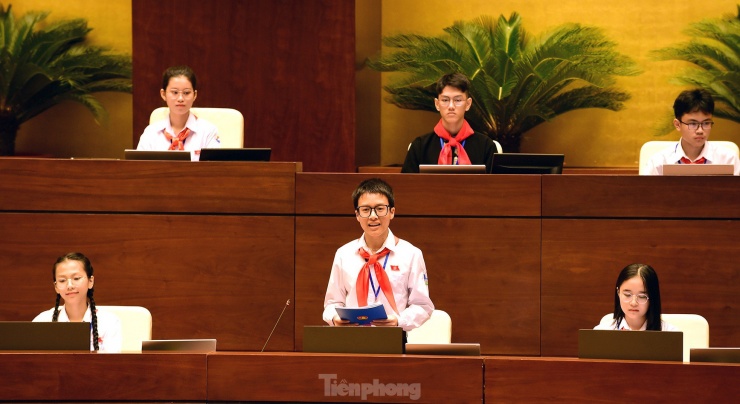 Đại biểu thiếu nhi vào vai Bộ trưởng LĐ-TB&XH trao đổi tại phiên họp giả định. Ảnh: Xuân Tùng