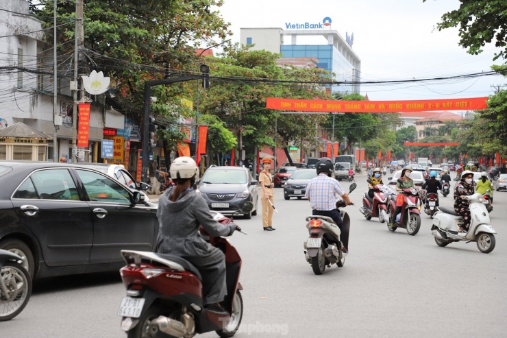 Tại đây, các nữ cảnh sát giao thông có nhiệm vụ hướng dẫn, phân luồng, không để xảy ra ùn tắc, bảo đảm trật tự an toàn giao thông trên các tuyến đường.