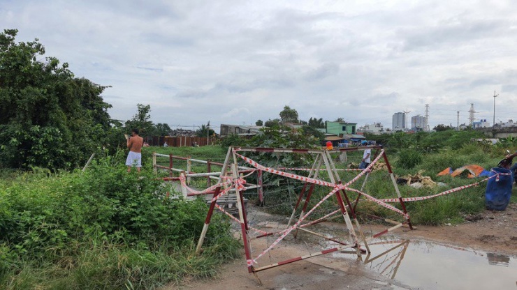 Lực lượng chức năng phong tỏa hiện trường để đảm bảo an toàn. Ảnh: NT