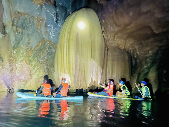 Hang Sơn Nữ với vô số khối thạch nhũ có hình thù kỳ lạ
