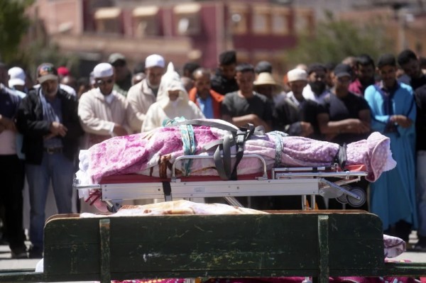 Người dân mai táng những trường hợp thiệt mạng do động đất tại làng&nbsp;&nbsp;Moulay Brahim,&nbsp;Marrakech, Maroc ngày 9/9. Ảnh AP.&nbsp;