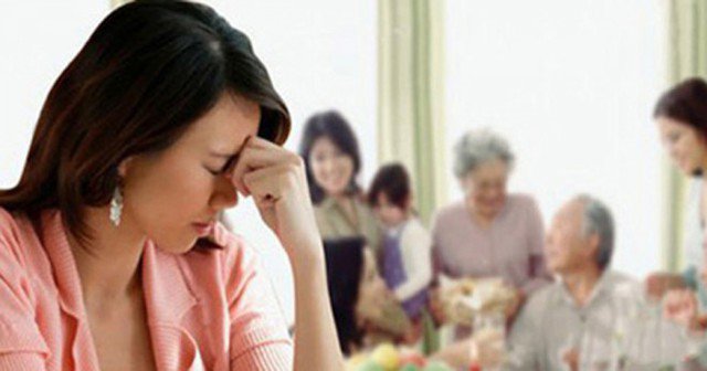 Con dâu khổ sở vì trót làm một việc giúp đỡ nhà chồng. Ảnh minh họa