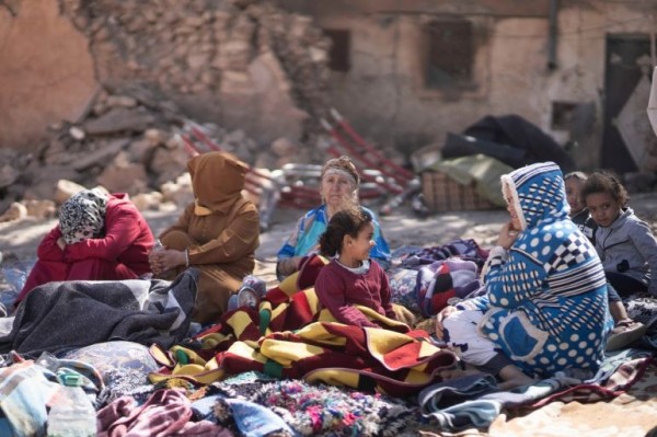 Người dân Maroc ngủ ngoài đường sau thảm họa động đất. Ảnh AP.&nbsp;