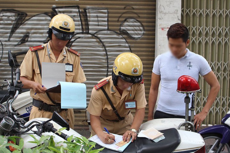 
Cảnh sát giao thông sẽ tiến hành kiểm soát hàng loạt giấy tờ liên quan đến người và xe.&nbsp;