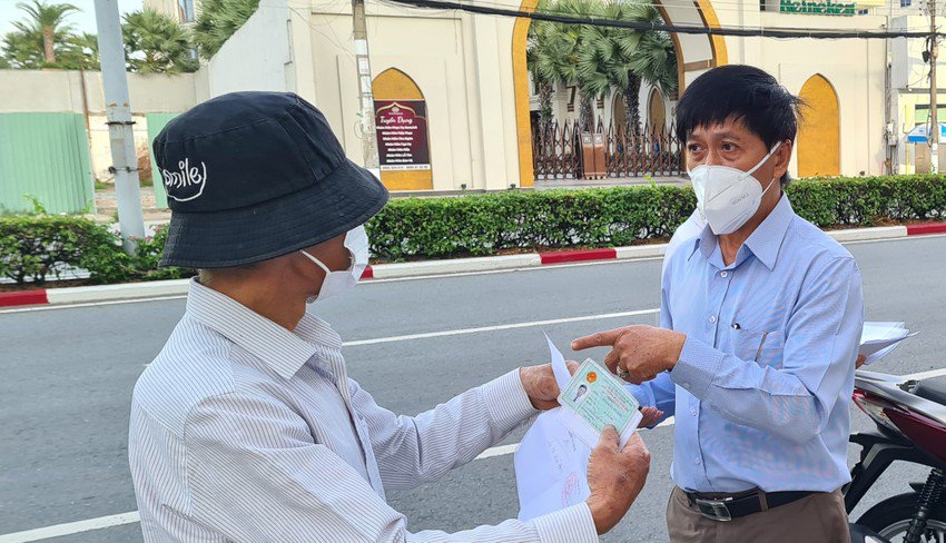 Lê Minh Quốc Cường - cựu giám đốc Giám đốc Sở LĐ-TB&XH tỉnh Bình Dương (phải). Ảnh: LA