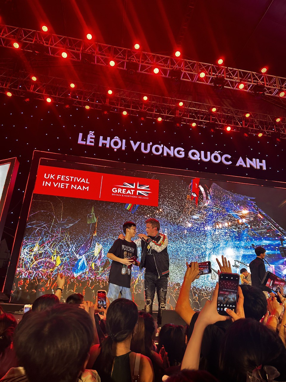 Nhóm 911 cùng 2 nữ ca sĩ Việt khuấy động hàng nghìn khán giả tại phố đi bộ, màn kết khiến fan Việt vỡ òa - 1