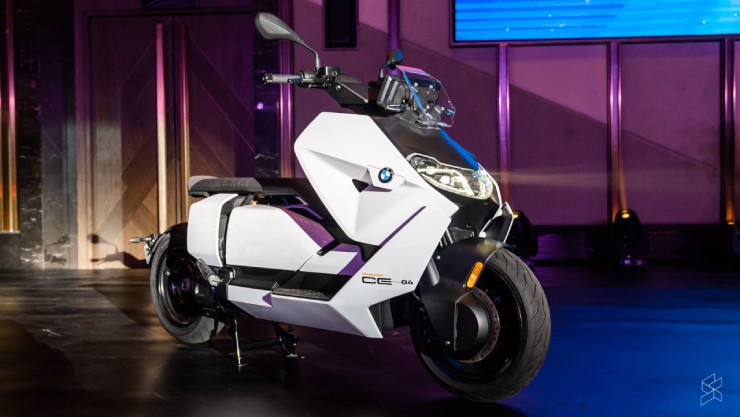 1. BMW CE04 là một trong những xe ga cỡ lớn cao cấp nhất. Đây là dòng xe ga chạy bằng điện, thiết kế phong cách xe ga maxi-scooter đem lại trải nghiệm thoải mái, có thể sạc nhanh từ 0-80% năng lượng chỉ trong 65 phút. Khối động cơ của xe có thể đạt công suất tối đa đến 42 mã lực và khả năng hoạt động được quãng đường xa tối đa 80 dặm (128,7 km) mỗi lần sạc.&nbsp;