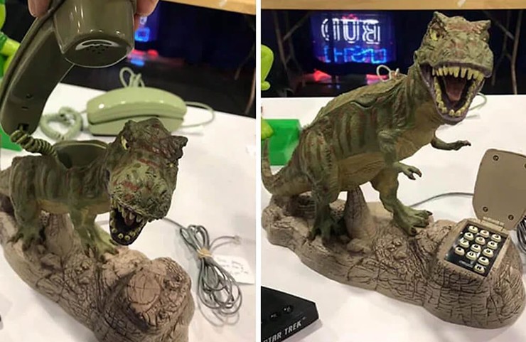 Một người mua hàng ở cửa hàng tiết kiệm đã tìm thấy một chiếc điện thoại T-Rex kỳ quặc được rao bán, có bàn phím nhỏ bằng đá và một chiếc điện thoại có dây gắn với một con khủng long đồ chơi đáng sợ.
