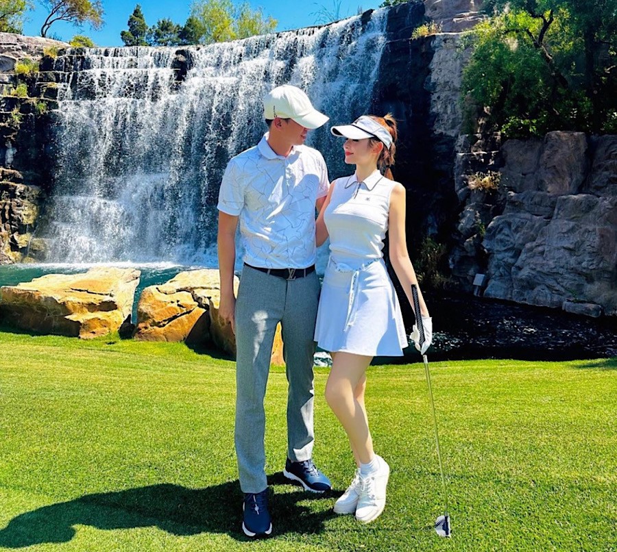 Bên cạnh gym, pilates, Huyền Baby còn thường xuyên xuất hiện trên sân golf cùng chồng.