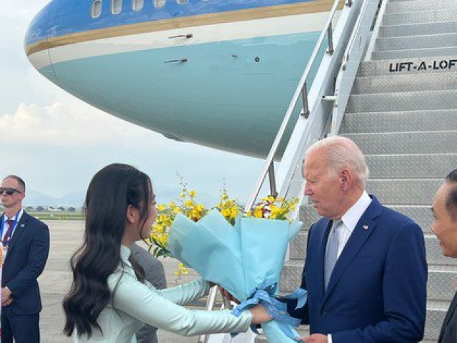 Bạn trẻ - Cuộc sống - Nữ sinh tặng hoa cho Tổng thống Mỹ Joe Biden tại sân bay Nội Bài là ai?