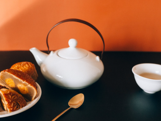 Sức khỏe đời sống - Có nên uống nước trà khi ăn bánh trung thu?