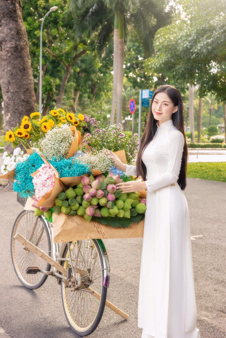 Chiếc xe đạp chở đầy hoa bỗng trở thành xu hướng chụp ảnh của giới trẻ hiện nay. Ảnh:&nbsp;Cà Na Studio.