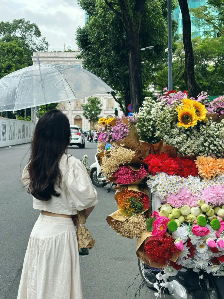 Tìm được xe hoa ưng ý, Minh Thư nhanh chóng ghi lại những khoảnh&nbsp;khắc yêu thích. Ảnh: Minh Thư.