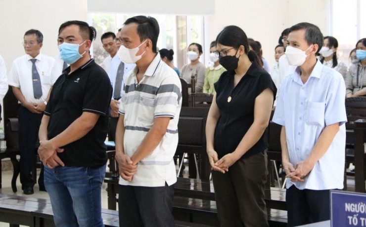 Chỉ có 4 bị cáo đang tại ngoại có mặt tại phiên tòa. Ảnh: LA