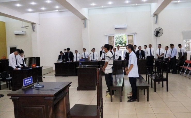 Rất đông luật sư bảo vệ quyền lợi cho các bị cáo có mặt tại phiên tòa. Ảnh: LA