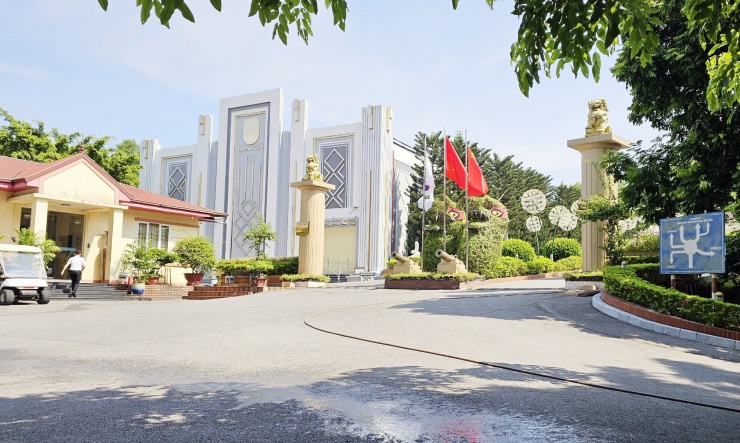  Đến ngày 28/8, UBND  TP Bắc Ninh có quyết định xử phạt vi phạm hành chính đối với Công ty Phượng Hoàng. Người đại diện là ông Nguyễn Quốc Khánh, chức vụ Tổng giám đốc. Theo đó, công ty này bị phạt 130 triệu đồng với lý do tổ chức thi công xây dựng công trình không có giấy phép xây dựng mà theo quy định phải có giấy phép xây dựng.  