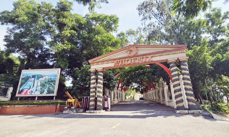 Cổng vào Khu nghỉ dưỡng và giải trí quốc tế Phượng Hoàng trên đồi Pháo Thủ.