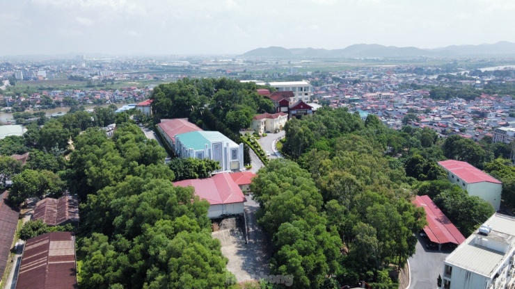 Nhiều ý kiến cho rằng, việc cả một quán bar quy mô "khủng" xây sai quy hoạch, không có giấy phép mà không có sự phát hiện, ngăn chặn xử lý sớm cho thấy sự buông lỏng quản lý của chính quyền địa phương.
