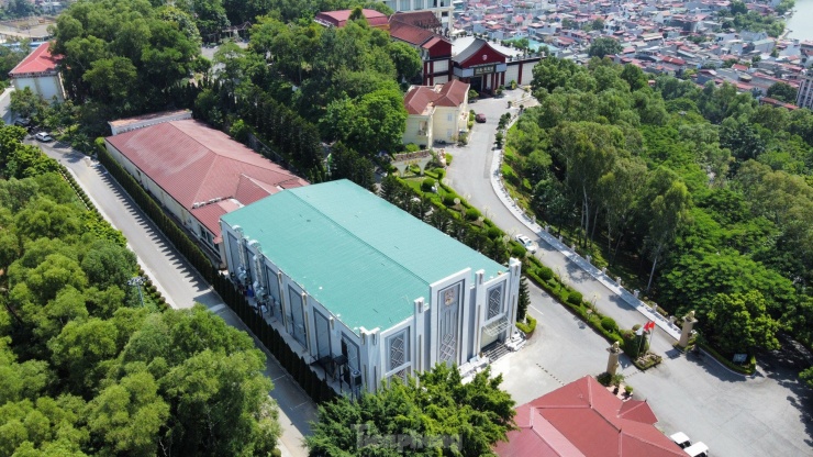 Về quy trình cấp phép, đại diện Sở Xây dựng cho biết, để cấp giấy phép xây dựng thì chủ đầu tư phải xin điều chỉnh quy hoạch, bởi theo quy hoạch ban đầu được duyệt, khu đất này (khu đất xây quán bar không phép – PV) có chức năng là đất thể thao. Khi được điều chỉnh quy hoạch chủ đầu tư tiến hành lập dự án, sau đó Sở Xây dựng mới có cơ sở để cấp phép theo quy định. Sở cũng yêu cầu địa phương kiểm tra, rà soát quá trình phát hiện, xử lý công trình vi phạm. Cũng như việc “buông lỏng” quản lý, để công trình xây dựng gần xong nhưng không có giấy phép.